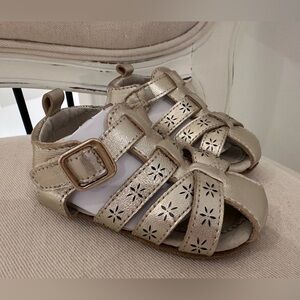 🦢 18~24 Mth Leather Robeez Gold Strappy Baby Sandals with cut out pattern NWT